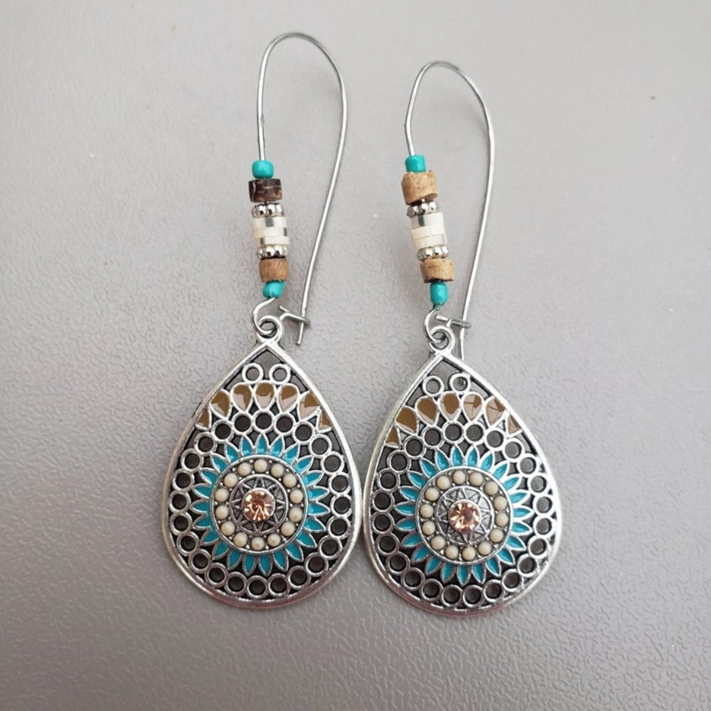 Fashionable blue dangle earrings